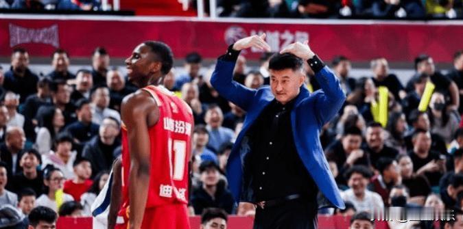 杜锋让陈家政贴上去不是防投篮，是专挑迪亚洛的脾气点火。迪亚洛一接球就有两人夹击