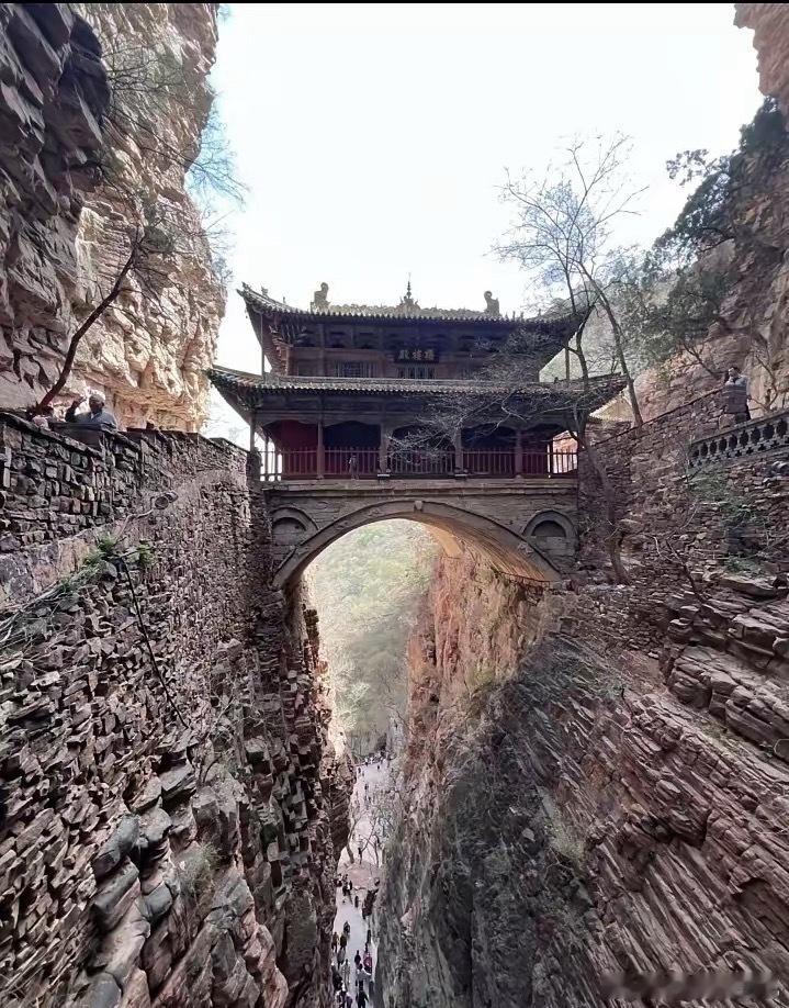 不懂就问，这个建筑是怎么建成的