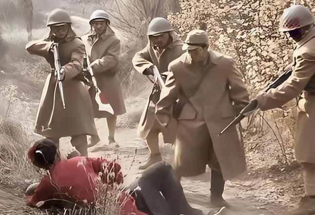 抗日战争时期，5个日寇在乡间小路上，追赶一名19岁的姑娘，日寇追上姑娘后将她按倒