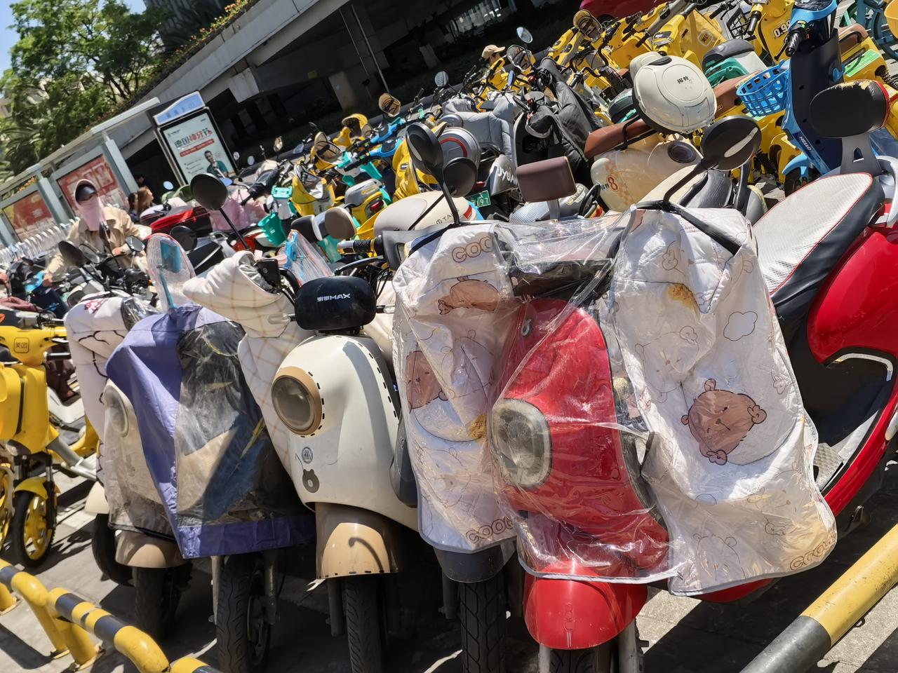 电鸡电动车满为患的春城主城，在安宁，呈贡区都还好，可以说是正常的，在昆明主城区来