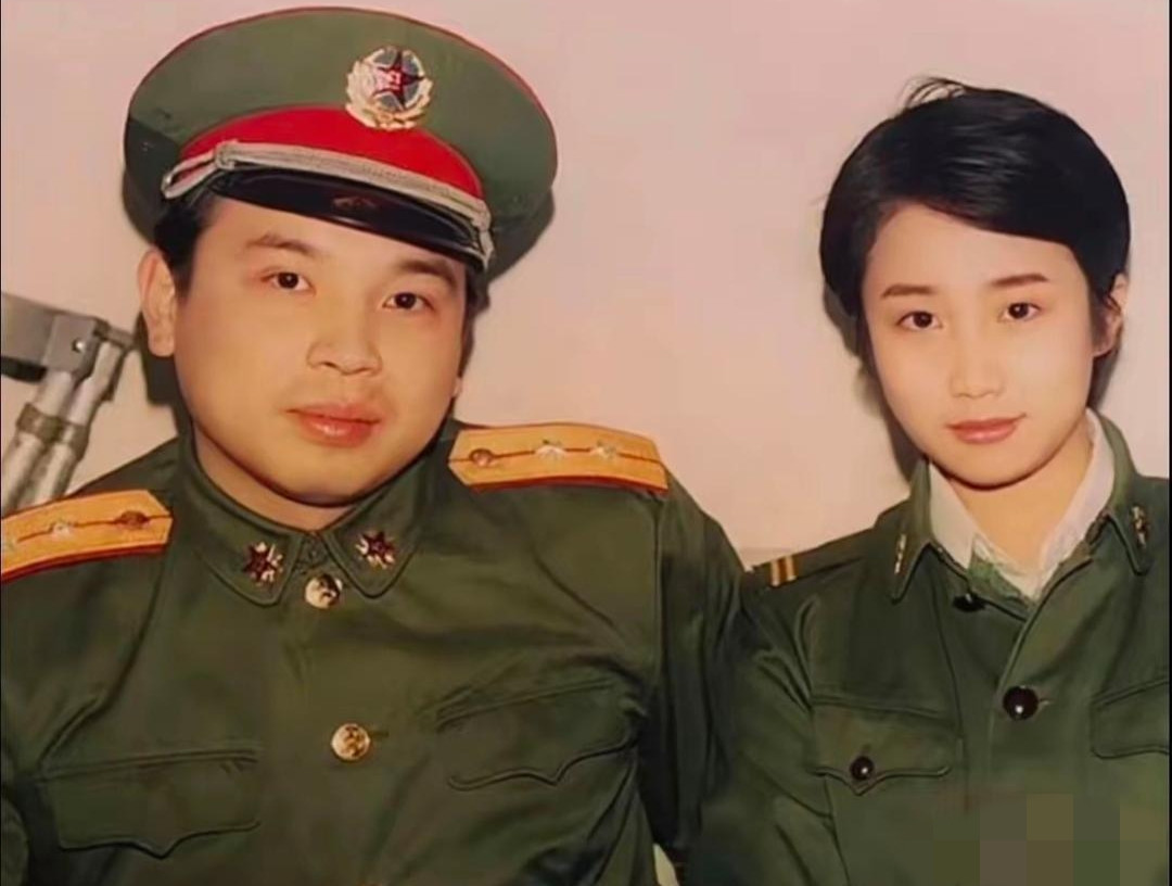 80年代，年轻时的老山前线一级战斗英雄徐良在辽宁省军区做英模报告与女兵琳达的一张留影。