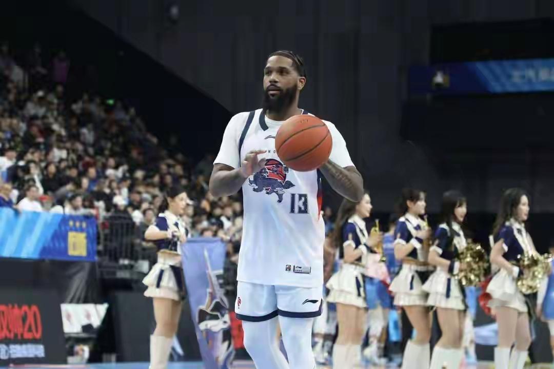 山东高速终于下手了！山东高速俱乐部官方宣布，正式和外援迈尔斯·鲍威尔达成解约，也