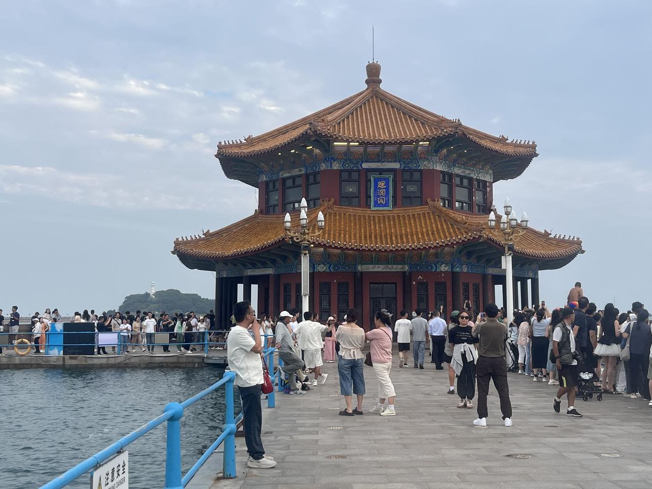 青岛市海湾很美，山海、老城红瓦房与碧海相融。海岸风格多元：既有欧式老城滨海风情、