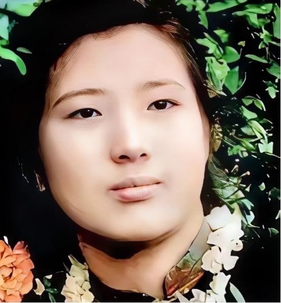 1955年，武汉女大学生吴明珠，放弃了城里的工作，趁父母不注意，连夜逃往新疆，父