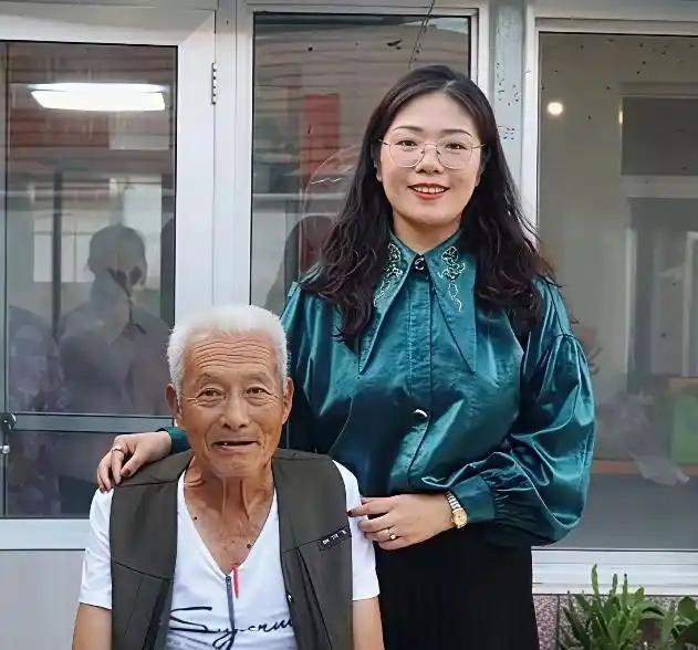 🐼2018年，一位山西姑娘在北京地铁站，偶遇一位手足无措的陌生老人，不仅耐