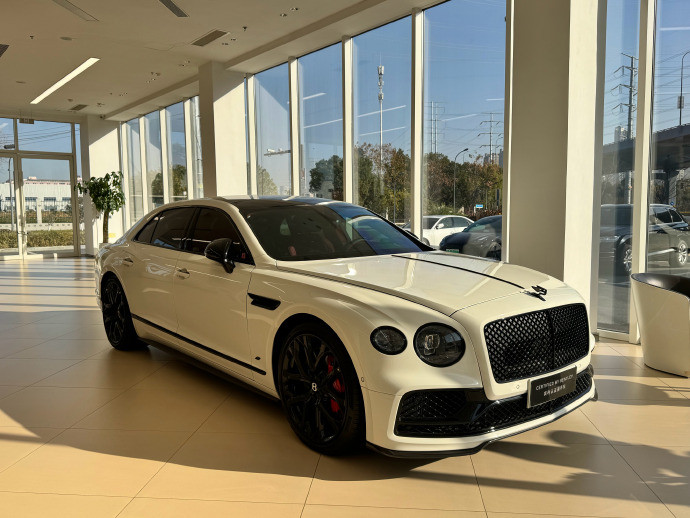 宾利飞驰熊猫运动感和豪华感直接拉满这绝对是我心中飞驰的颜值天花板宾利飞驰熊猫配色