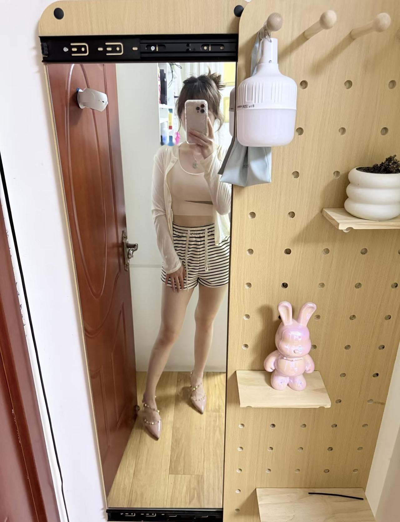 运动女孩儿的对镜自拍不说了腰间有肉，我去转呼啦圈了晒晒今日穿搭健身穿搭运动