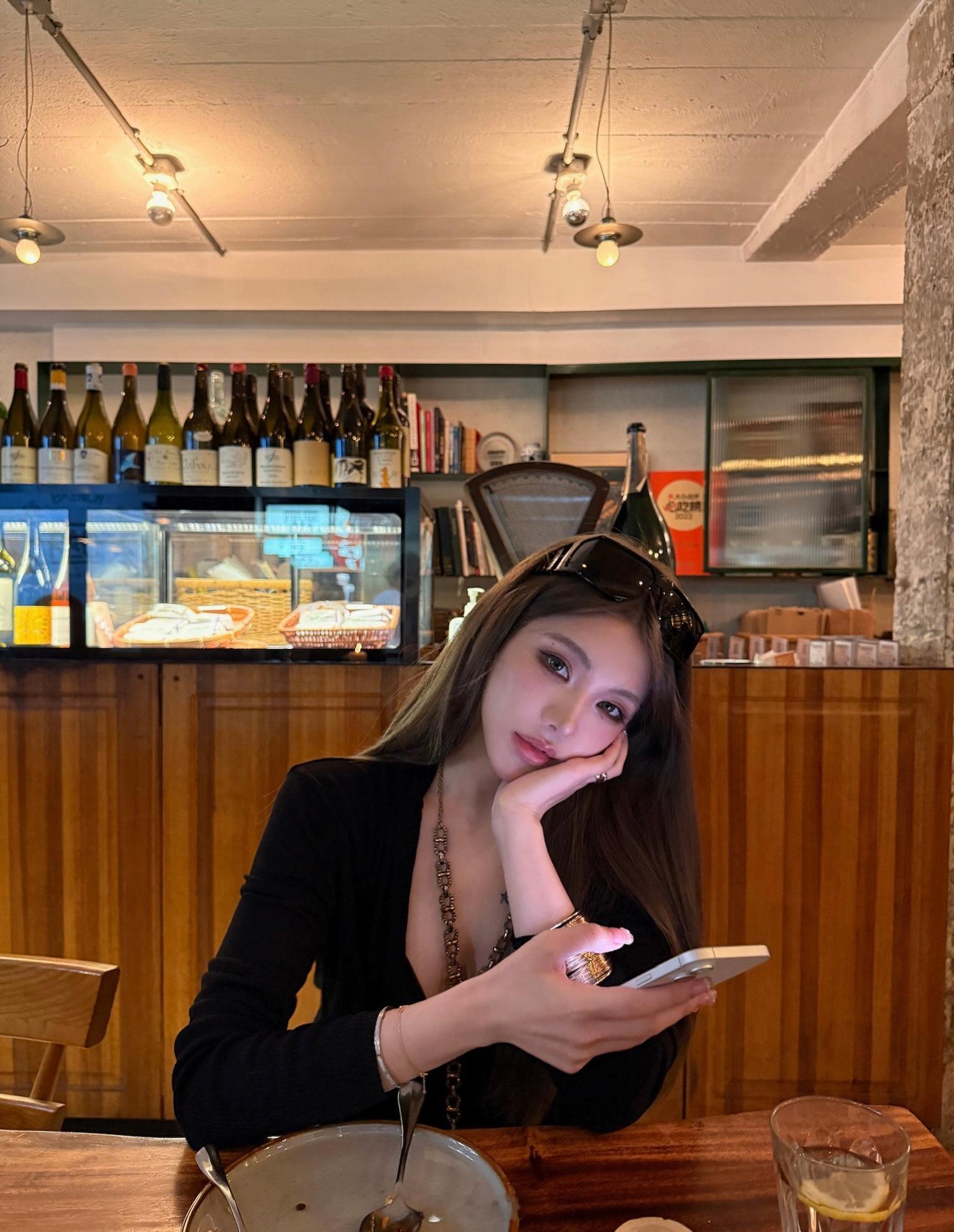 经济形势大好，消费升级，越来越多好看的小姐姐用上了最新款iPhone。​​​