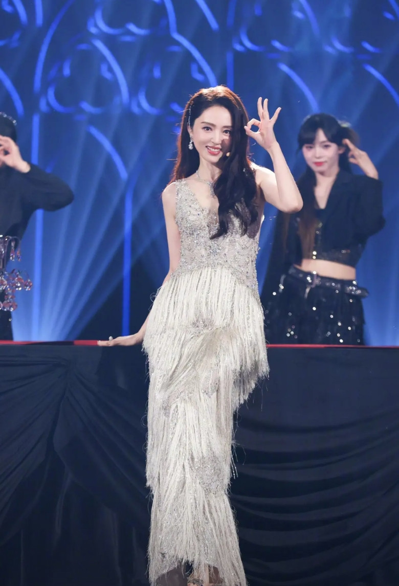 你发现没？二婚后的董璇犹如开了挂，愈发妩媚热辣....今年的双十一晚会上