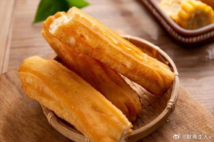 玉米是血栓的“凶手”吗？默斋主人原创科普散文清晨的菜市场，金黄玉米层层堆叠，像堆