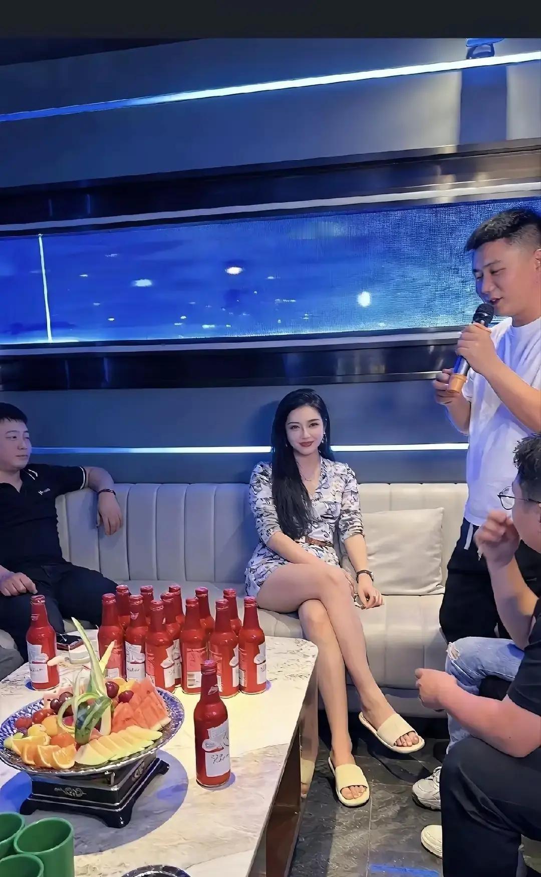 昨晚在KTV包厢里，哥们凑过来递了根烟，指着沙发中间那个惹眼的女人压低声音说，长