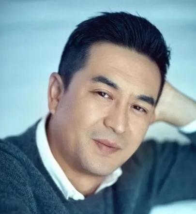 曾经，张嘉译的前妻杜珺，竟然当着媒体的面，怒斥：“他之所以娶我，就是想利用我，靠