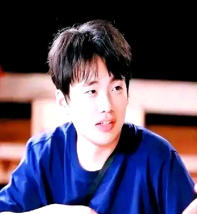 郭麒麟这孩子，懂事得让人心疼。看他在节目里，话筒永远先递给别人。拍戏现场，居