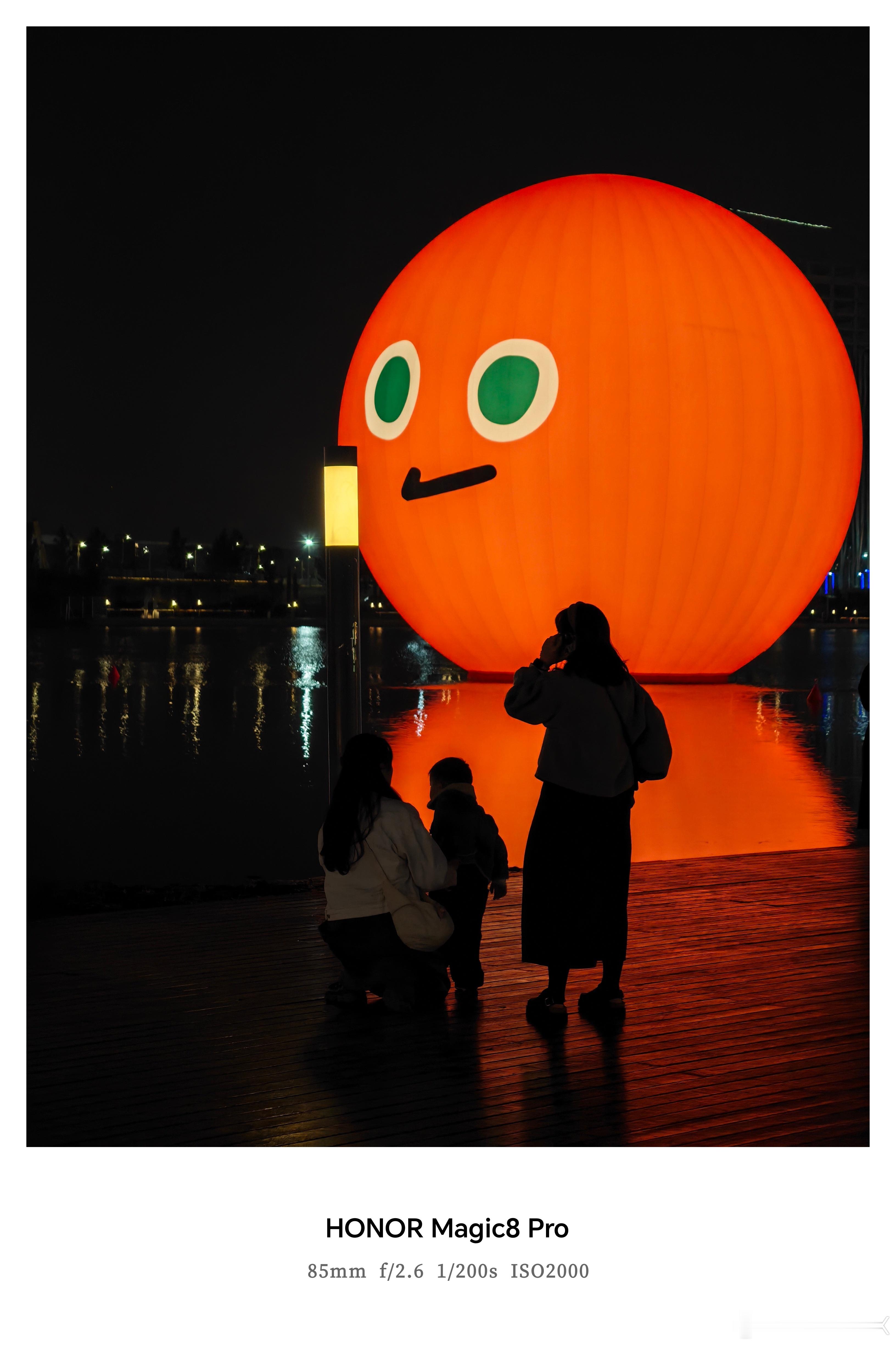 妈妈让上交2万压岁钱孩子不干了给孩子单独办一张卡，只存她的压岁钱等她18岁了成年