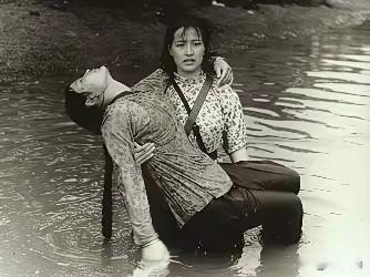 这是当年刘晓庆拍摄电影时候的剧照，能猜出这是哪一部电影的人，一定是一个资深的老影