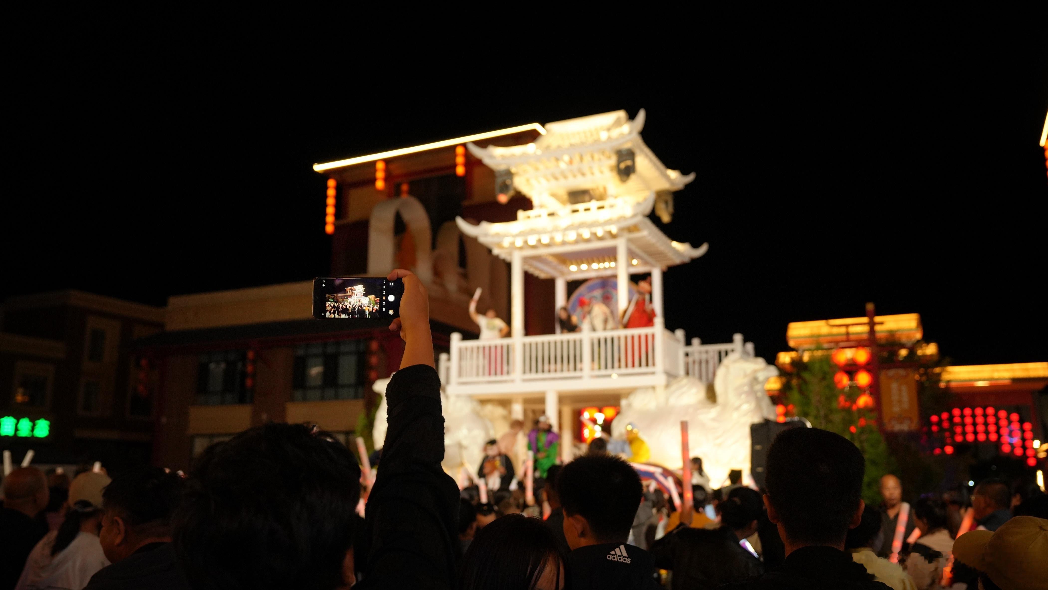 来额济纳自驾，胡杨1号公路沿途的驿站藏着本地小美食，简单休整，尝尝西北特色小吃，