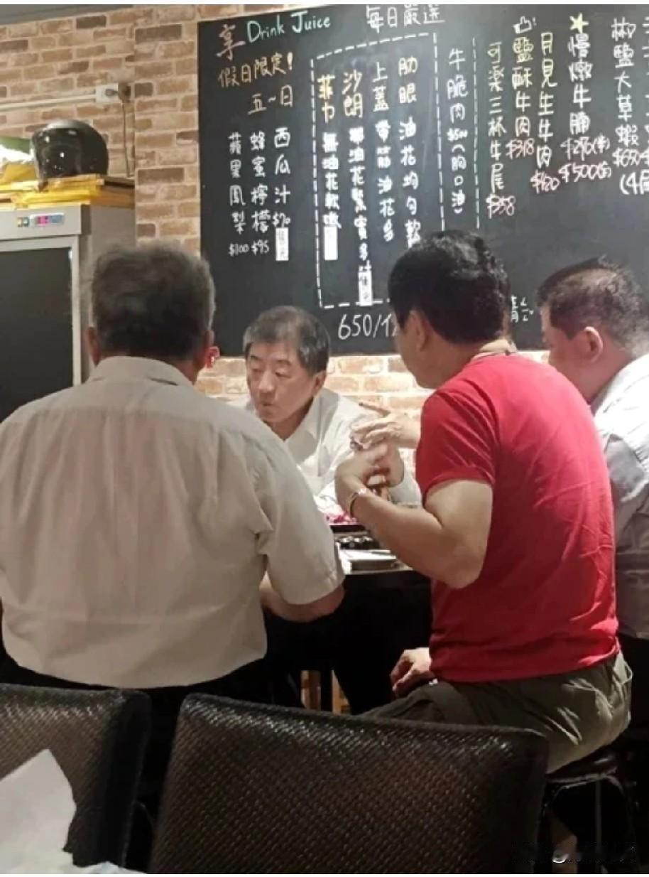被爆毒油风波期间跑台北酒摊小酒喝得欢的陈时中，今天为民进党毒油干话榜再添一枚金牌