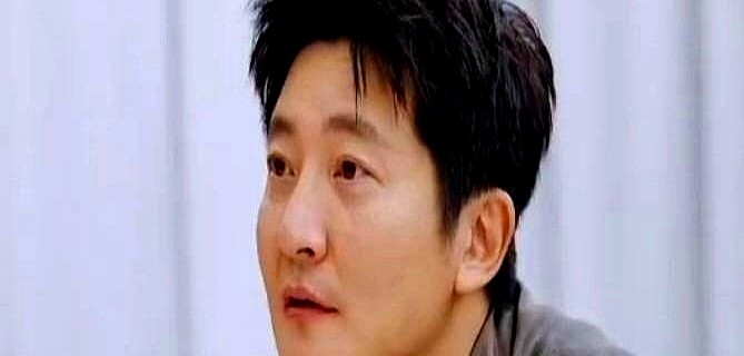 郭京飞在节目里连名带姓直呼“何炅”，弹幕瞬间炸了，全在骂他没规矩。这声没大没小的全名背后，藏着最铁的