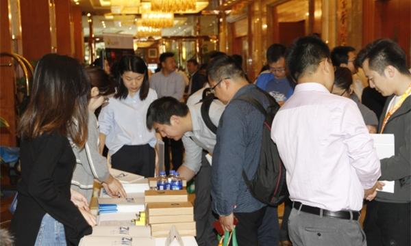 一把手和副职去市里开会，下车后一把手碰到熟人就停下来拉呱，签到时副职只签了自己的