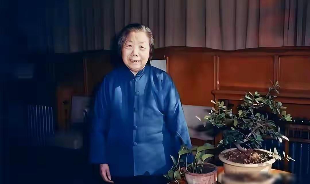 邓颖超参观杨开慧故居，悄悄对身边工作人员说：我曾见过她一面。1977年，邓颖