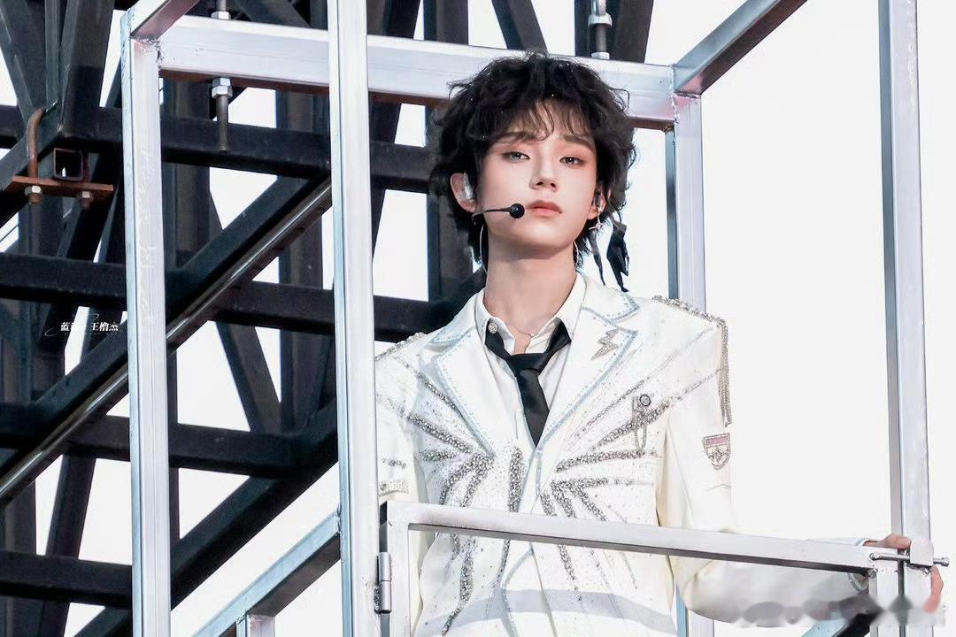 王橹杰出发图青岛day2出发图来了，期待橹橹今晚的舞台