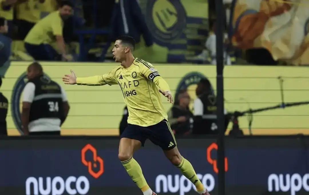 C罗15球领跑沙特联，16连胜背后藏着大危机这赛季他踢了1487分钟，队内