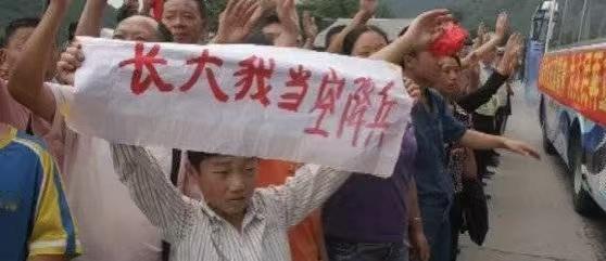 泪目了！汶川地震那个被救小男孩，以空降兵少尉身份参加阅兵！当年那句“长大我当空降