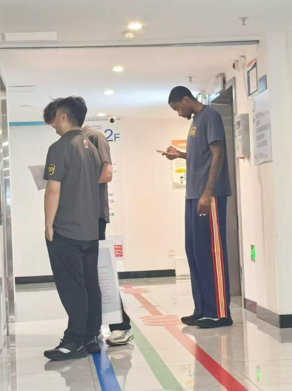 CBA广东宏远最新消息：昨天和贵州的热身赛，奶茶只打了第一节就撑到了手，目前在医