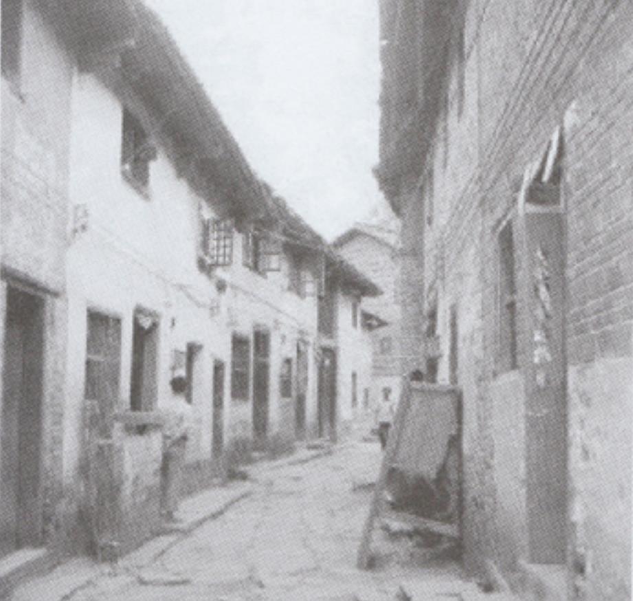 1954年6月7日清晨，警卫战士小李发现“二楼房间里冒烟”，当即与炊事员上去救火