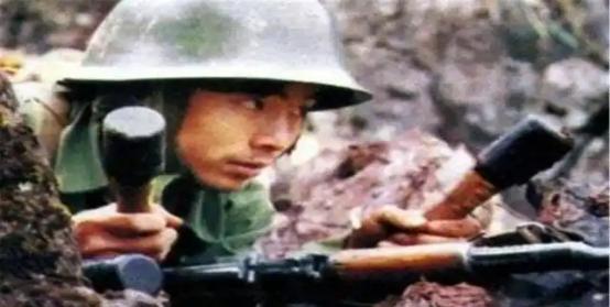 1984年11月的一天，老山前线，夜深雾浓。能见度不到五米，空气里透着血腥味与紧