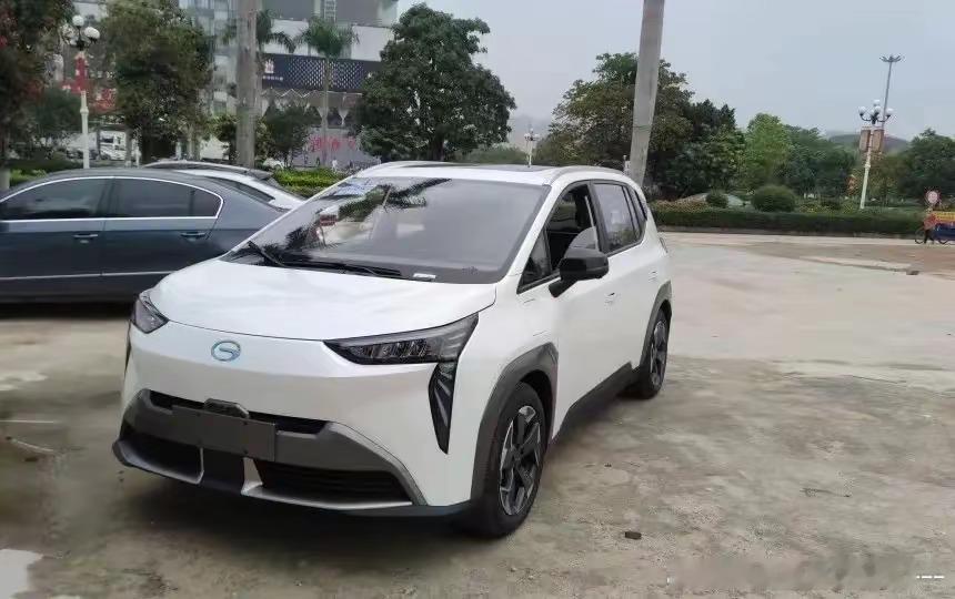 我的22年埃安Y到现在四年多啦，目前电池有部分衰退，我的新车是64度电...