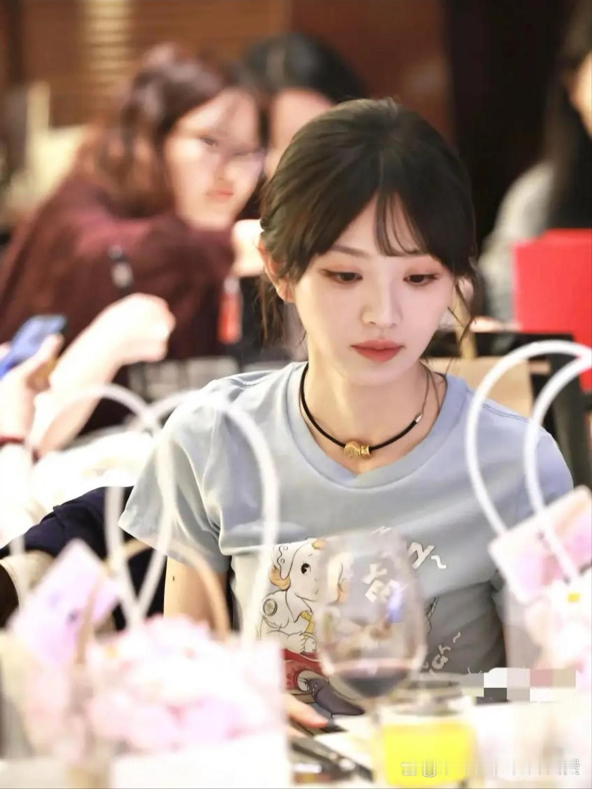 《逐玉》庆功宴上全是平台老总和业内大佬。田曦薇穿着百元T恤牛仔裤就来了。不施