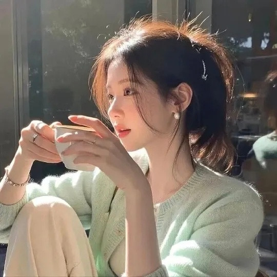 𝑾𝒆𝑪𝒉𝒂𝒕头像|会发光的女生头像