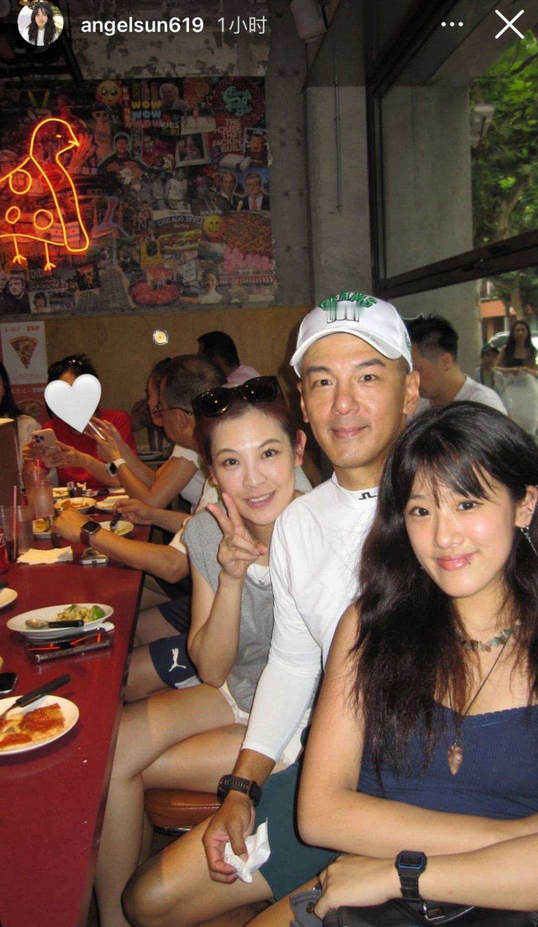 贾静雯大女儿梧桐妹今天更新ins，晒出了和爸爸孙志浩、继母林若亚的合照。梧桐妹很