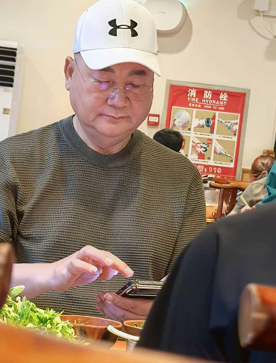 迟重瑞在妻子陈丽华去世四月后变成这样！