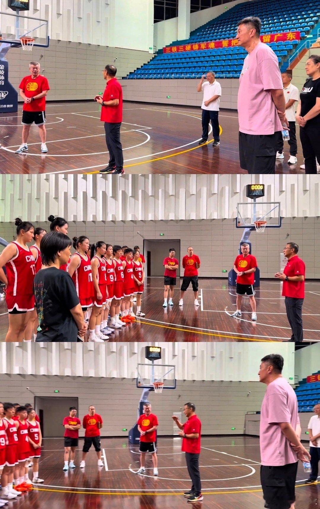 中国U16女篮即将启程参加亚洲杯，出征前的动员仪式杜锋指导也来到现场给姑娘们加油