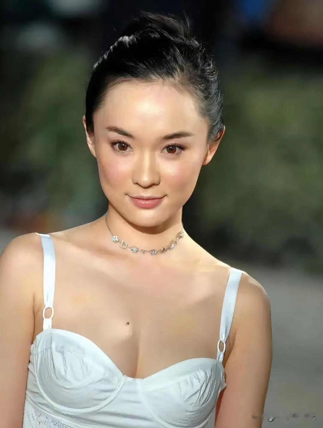 好怀念那个时期女明星们的肤色。基本上都是小麦色，透露着元气满满的健康气息，也都