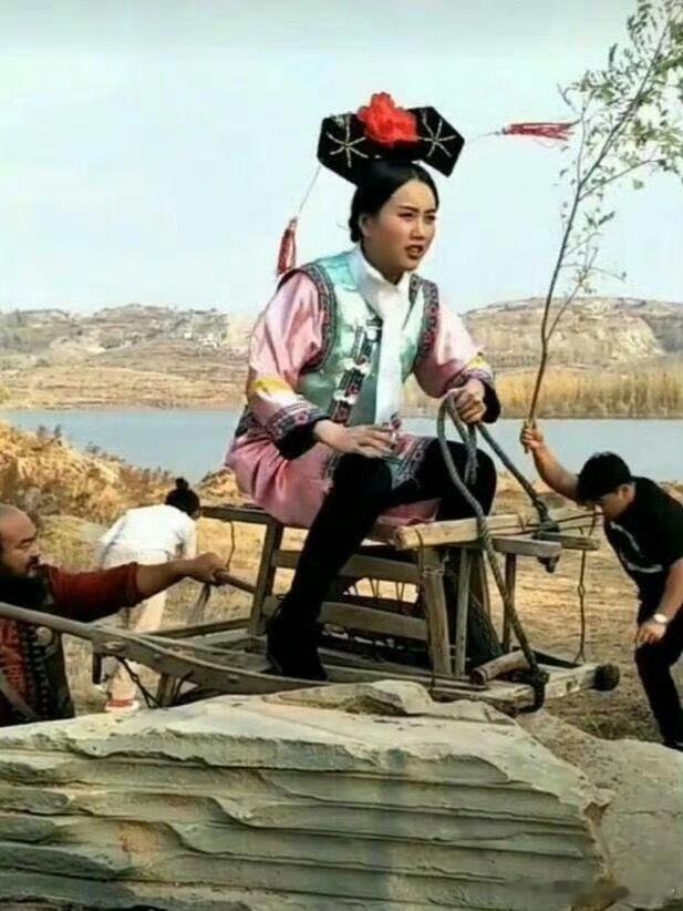 短剧只拍上半身的原因找到了！真是上半身完美，下半身想笑，难怪都说拍戏不是一般人能