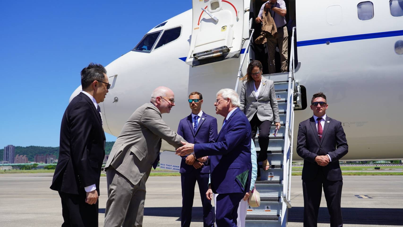 今天，美国参议院军委会主席、共和党参议员韦克尔搭乘美国空军一架波音C-40C公务