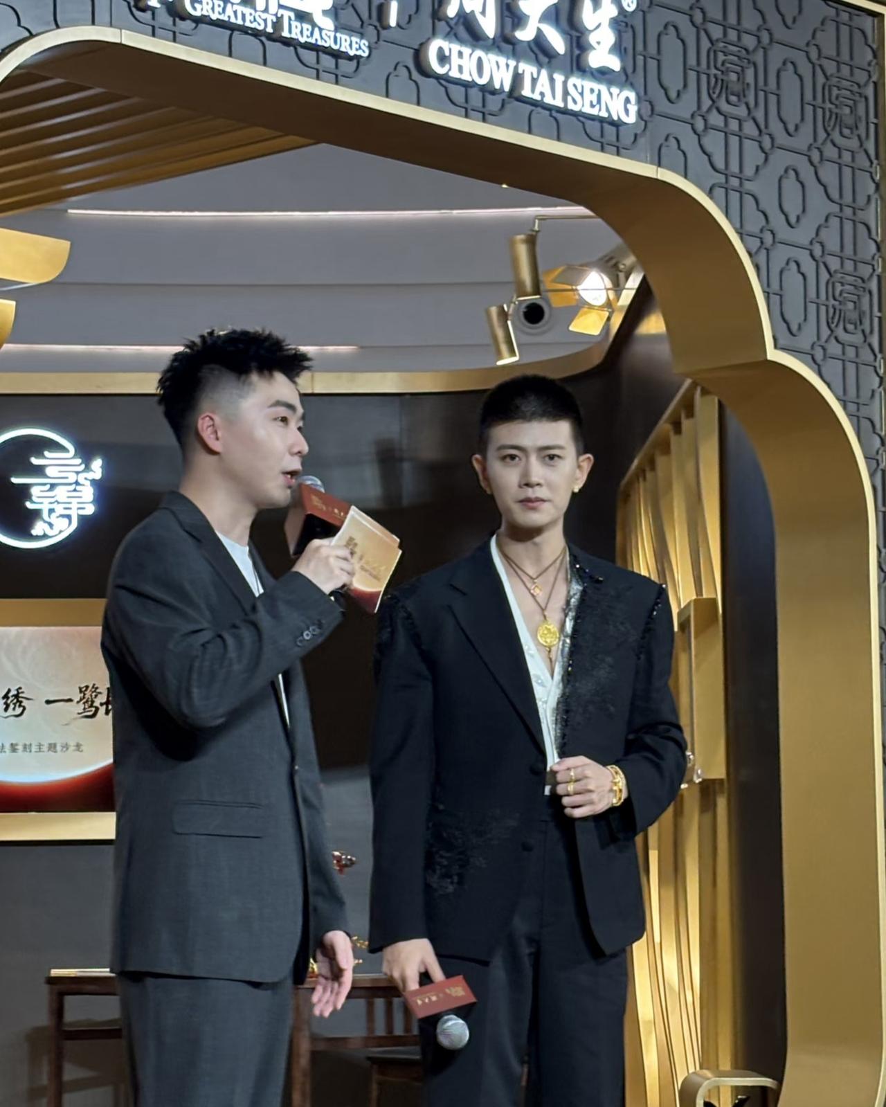 任嘉伦是货真价实的天然帅哥，年轻男生都hold不住的寸头，他居然轻松驾驭，厦门万