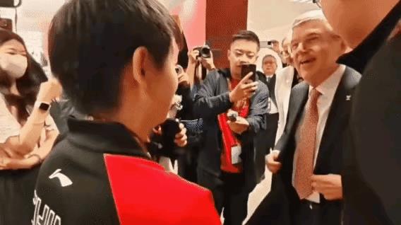 巴赫又给莎莎带礼物来了！这可不是普通的礼物，而是国际奥委会主席亲自赠送的