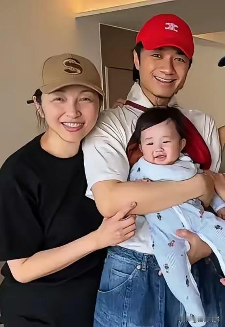 57岁生娃的超高龄产妇，就是古巨基的妻子。生老二的时候已经57岁了。古巨基这