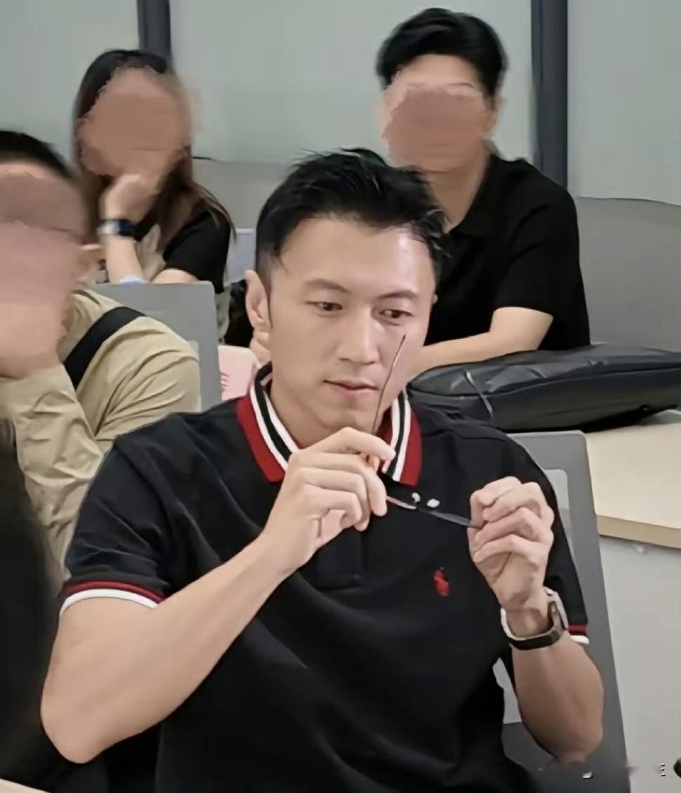 褪掉滤镜看谢霆锋：发量回不到20岁刷到谢霆锋几组路人生图，说实话，去掉舞台光和造型团队，他真不是网上