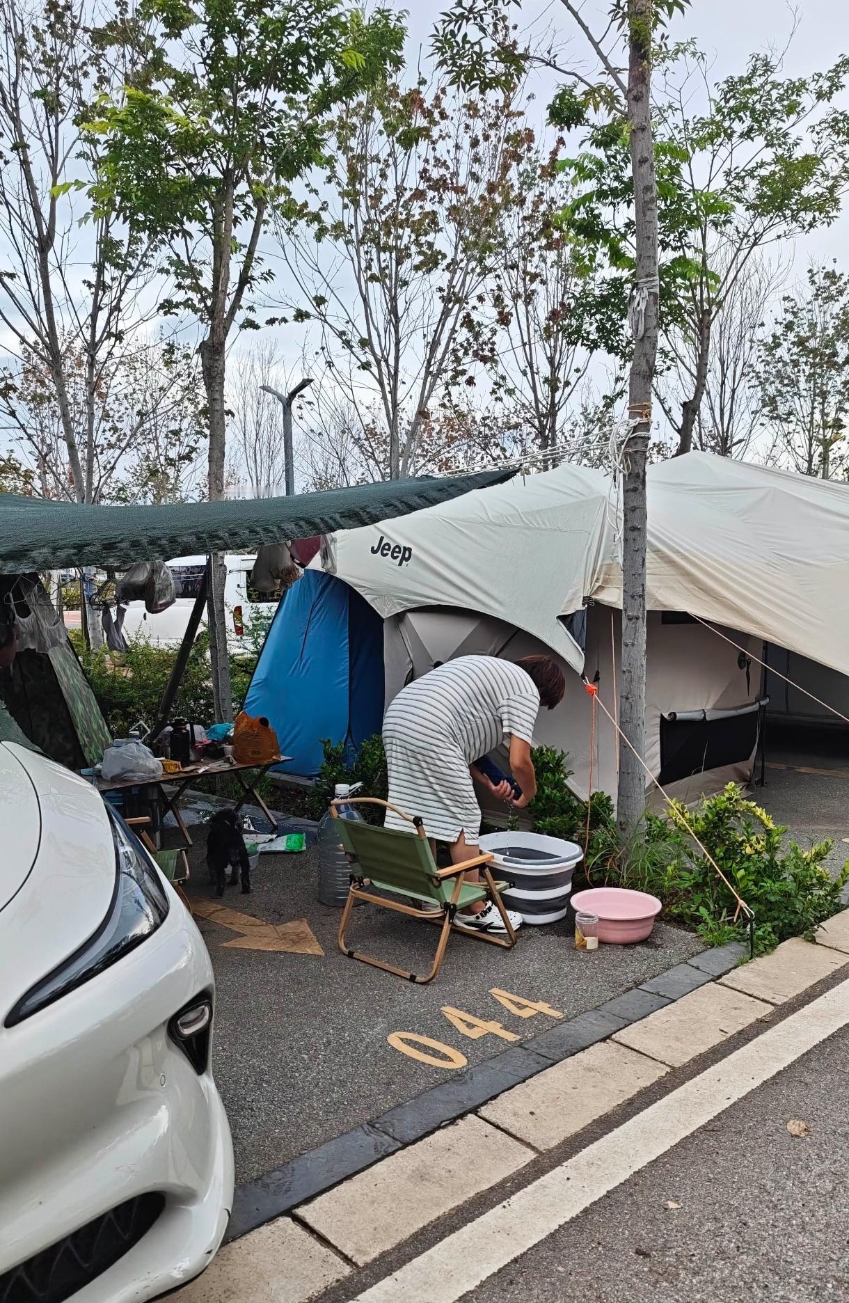 网上说在服务区搭帐篷的是没苦硬吃，本来就车流量巨大，根本没地方停车。一台车占甚至