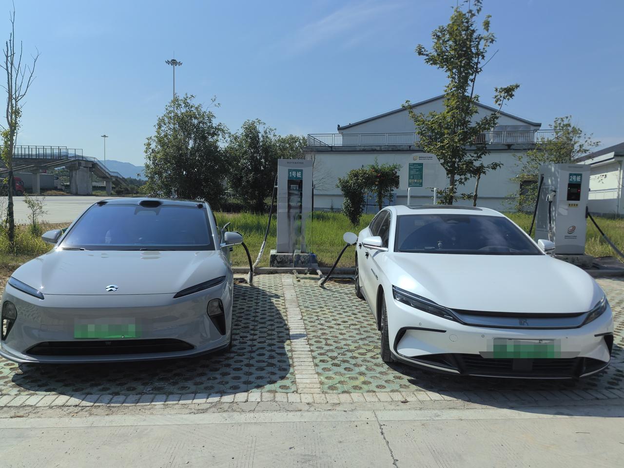 ET5T出游真实续航表现刚买没多久，一直在市内开，对续航没有太多概念，周末和