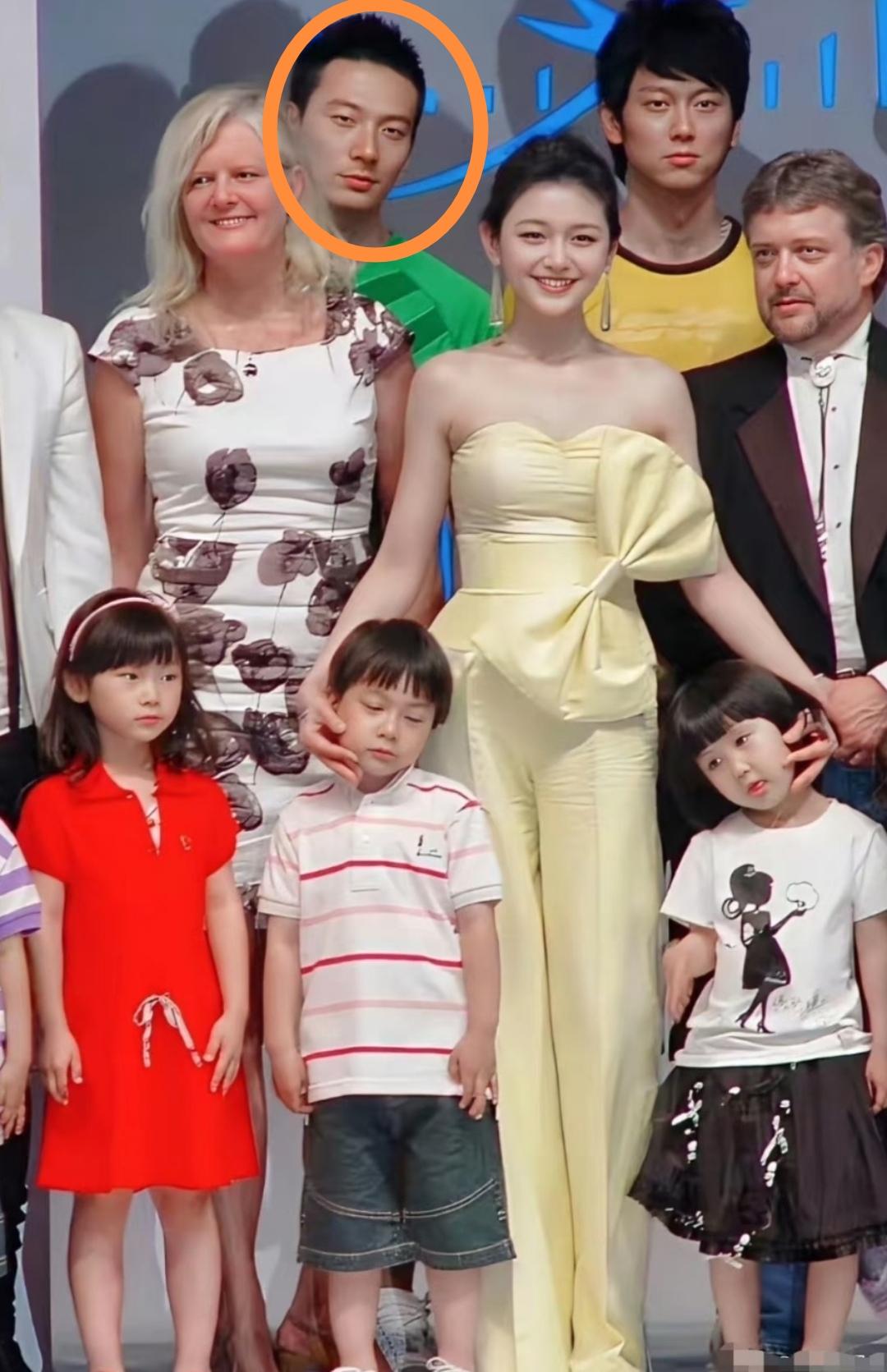 无意间看到大S早年单身时的一张合影，她和一群小朋友、几位外国人同框，笑得特别温柔