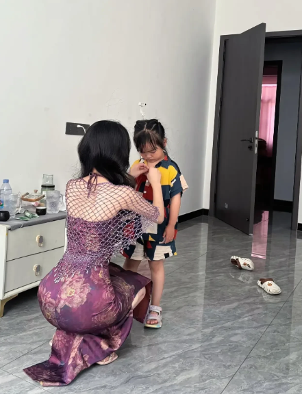 不怪小孩子一脸幸福，换谁谁不是。