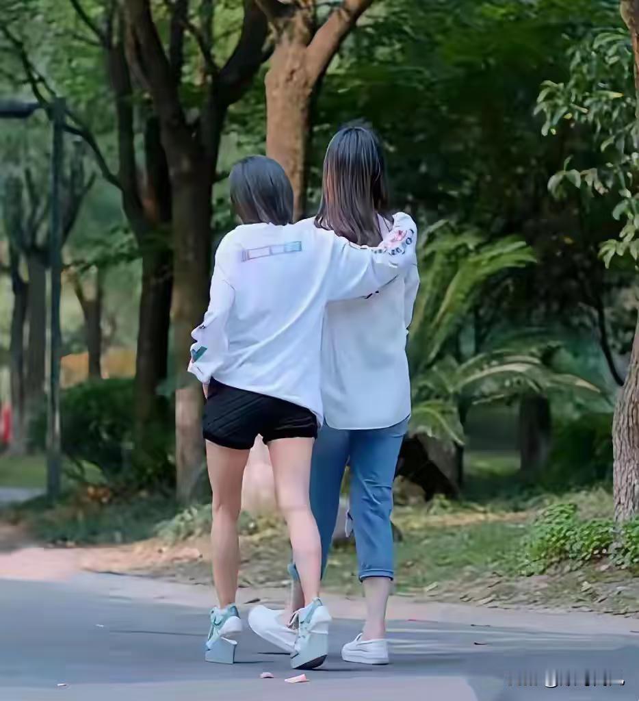 王子文这鞋子也太夸张了吧？还能走稳吗？鞋子防水高，后跟细，很容易摔跤呀，而且这鞋