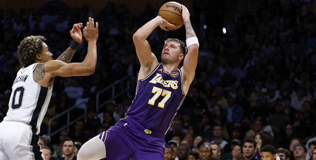 NBA常规赛，湖人主场118-116险胜马刺。赛后，湖人球星卢卡-东契奇接受了媒