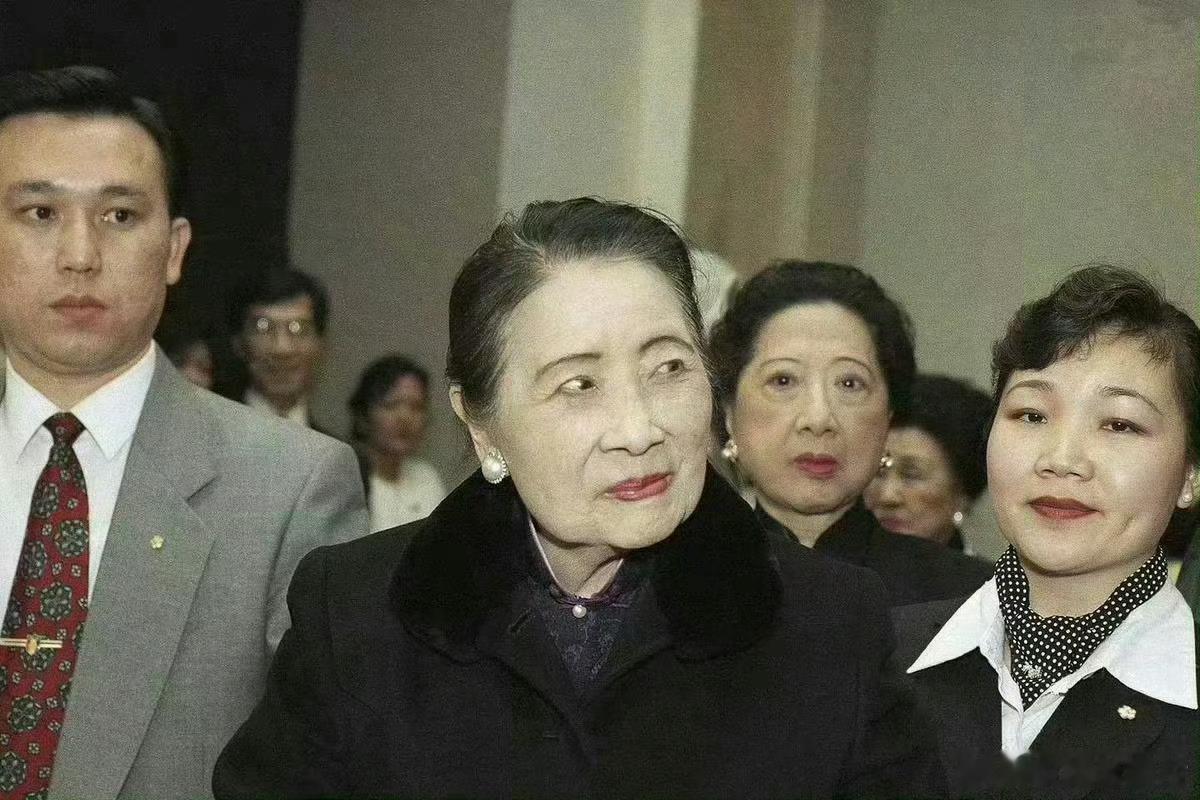 1991年，美国。93岁的宋美龄喜欢巧克力，很多人投其所好送她高档巧克力。她吃不